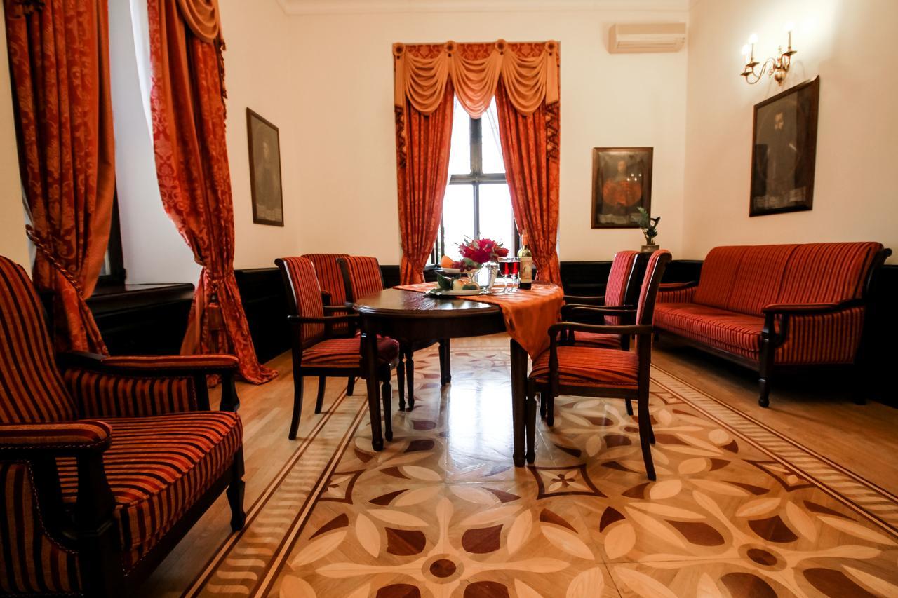 نياسفيز Palace Hotel المظهر الخارجي الصورة